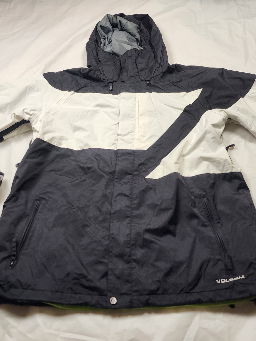 Volcom 10km Mm/ 10kgm2 Men's Snowboard Hooded Jacket Black/ White Size Xlarge